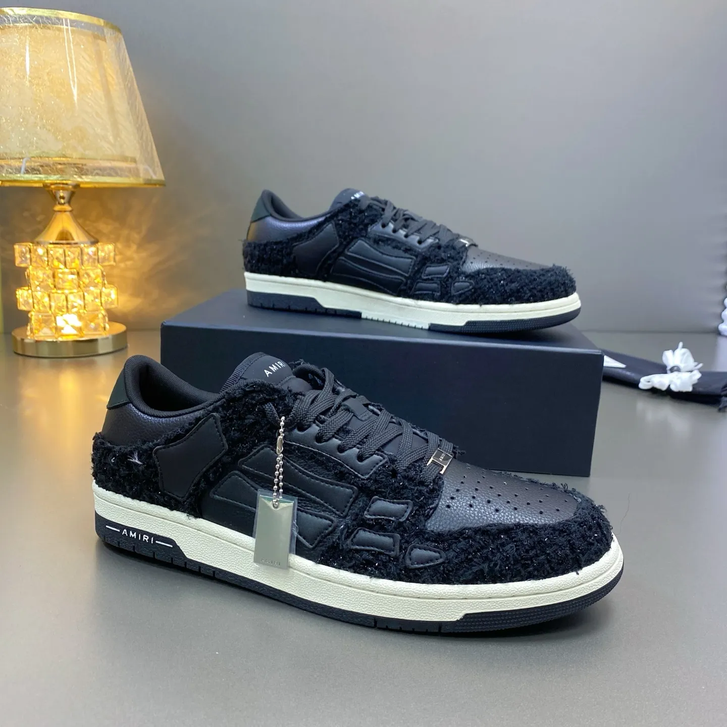 p580🐮🐮AMIRI Couple Style👑 The latest The Pacific Series Couple Style💀🦴Bone Stars Casual Sports Shoes Skateboard Shoes✔️ AMIRI's Pacific shoes are a sneaker that combines luxury and street style. Many celebrities and Internet celebrities have the same style. Its design and workmanship are very exquisite. Made of high-grade cow leather, soft to the touch and highly durable. 💎Fabrics: Original custom imported first-layer cowhide 💎Inner lining: Original customized breathable mesh 💎Foot: Original injection molded one-piece, comfortable, wear-resistant and not tiring for feet 💎Outsole: Original 1:1 molded three-color sole Original outsole 💎Sole thickness: 3CM 💎Size: Female 35-40 Male 39-46 💎Price; Top version 👑Special remarks Remark: (Female size 34 40 . Men's sizes 38 45 46 are customized and cannot be returned or exchanged. Please note when ordering! Thank you🤝🤝